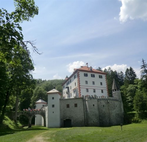 Vzhodna stran gradu Smežnik ...(foto: M&T Benda)